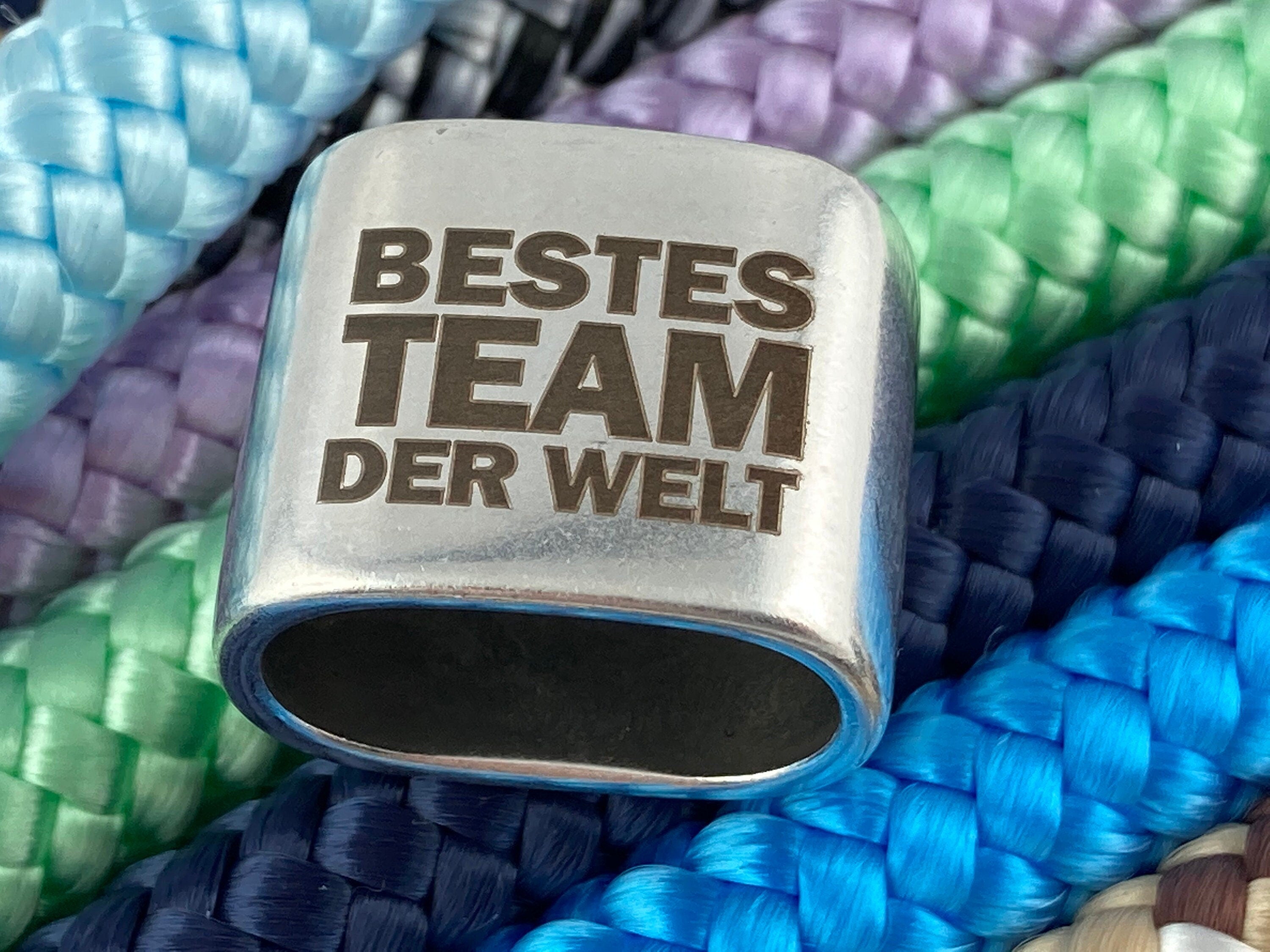 Schlüsselanhänger aus Segelseil mit versilbertem Zwischenstück mit Gravur "Bestes Team der Welt" in Wunschfarbe ganz individuell