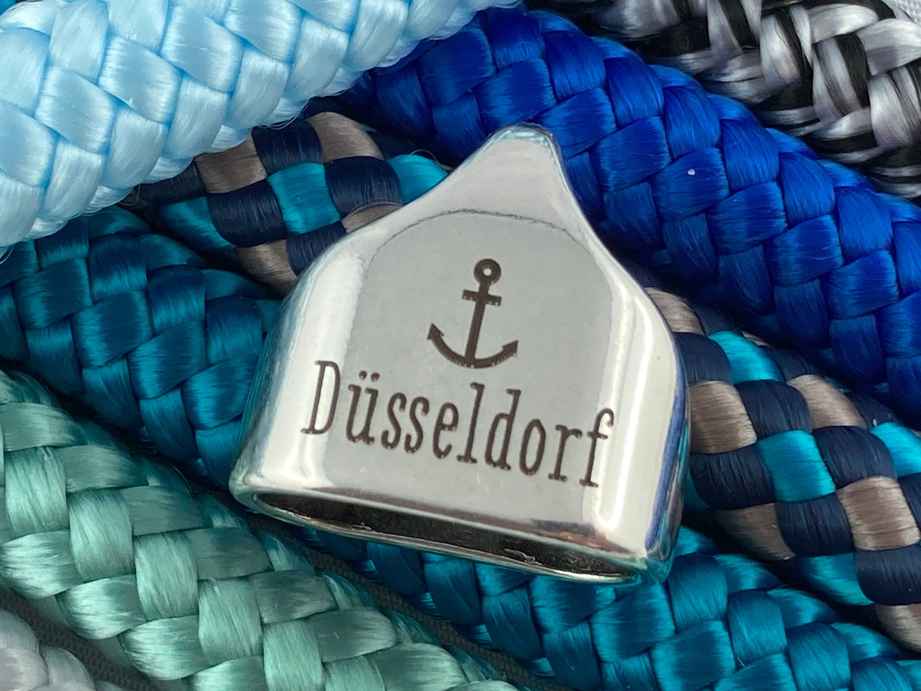 Schlüsselanhänger aus Segelseil mit versilberter Endkappe mit Gravur "Düsseldorf" in Wunschfarbe ganz individuell