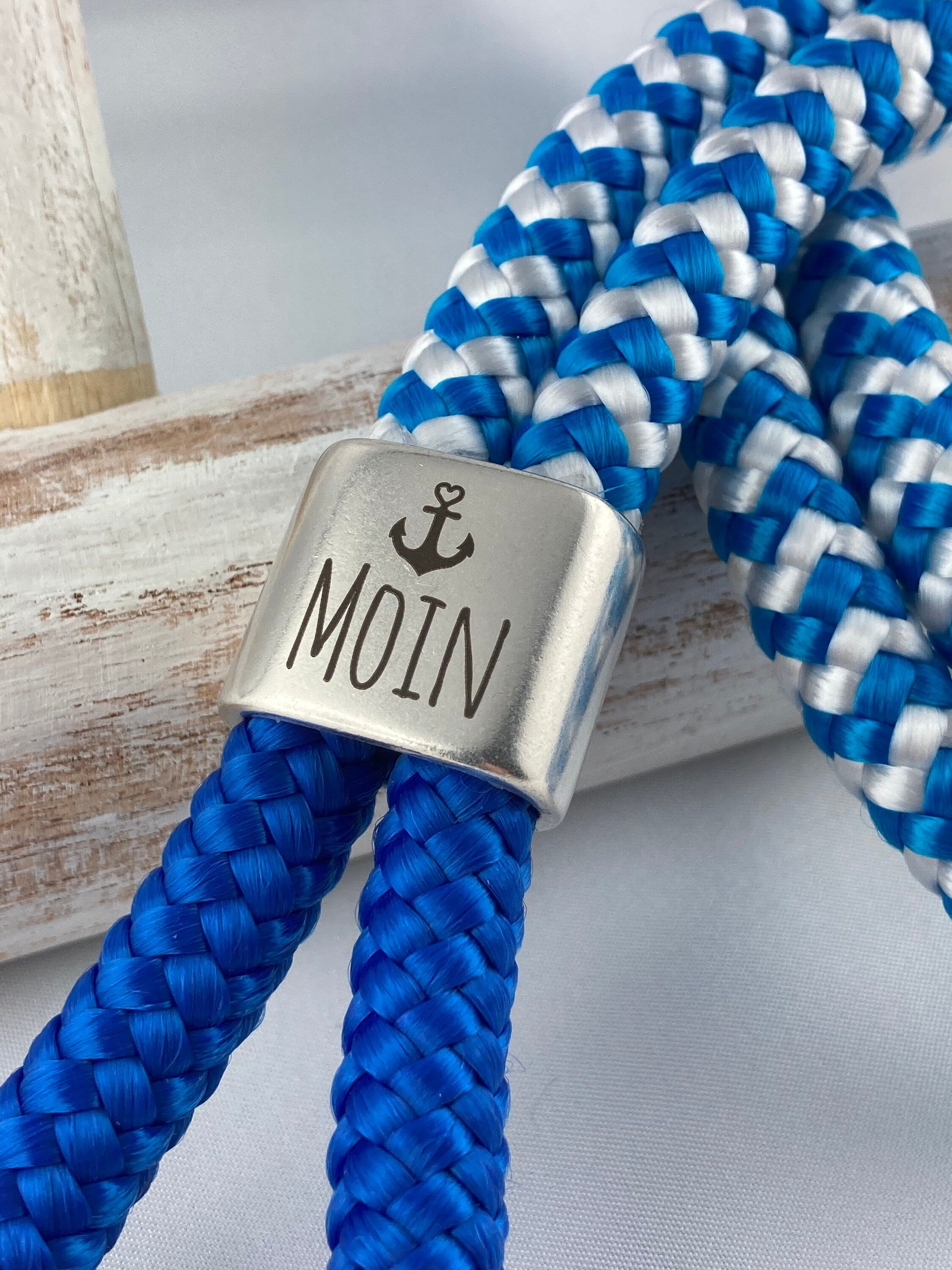 Schlüsselband aus Segelseil mit versilbertem Zwischenstück mit Gravur "Moin", blau/ blau-weiß