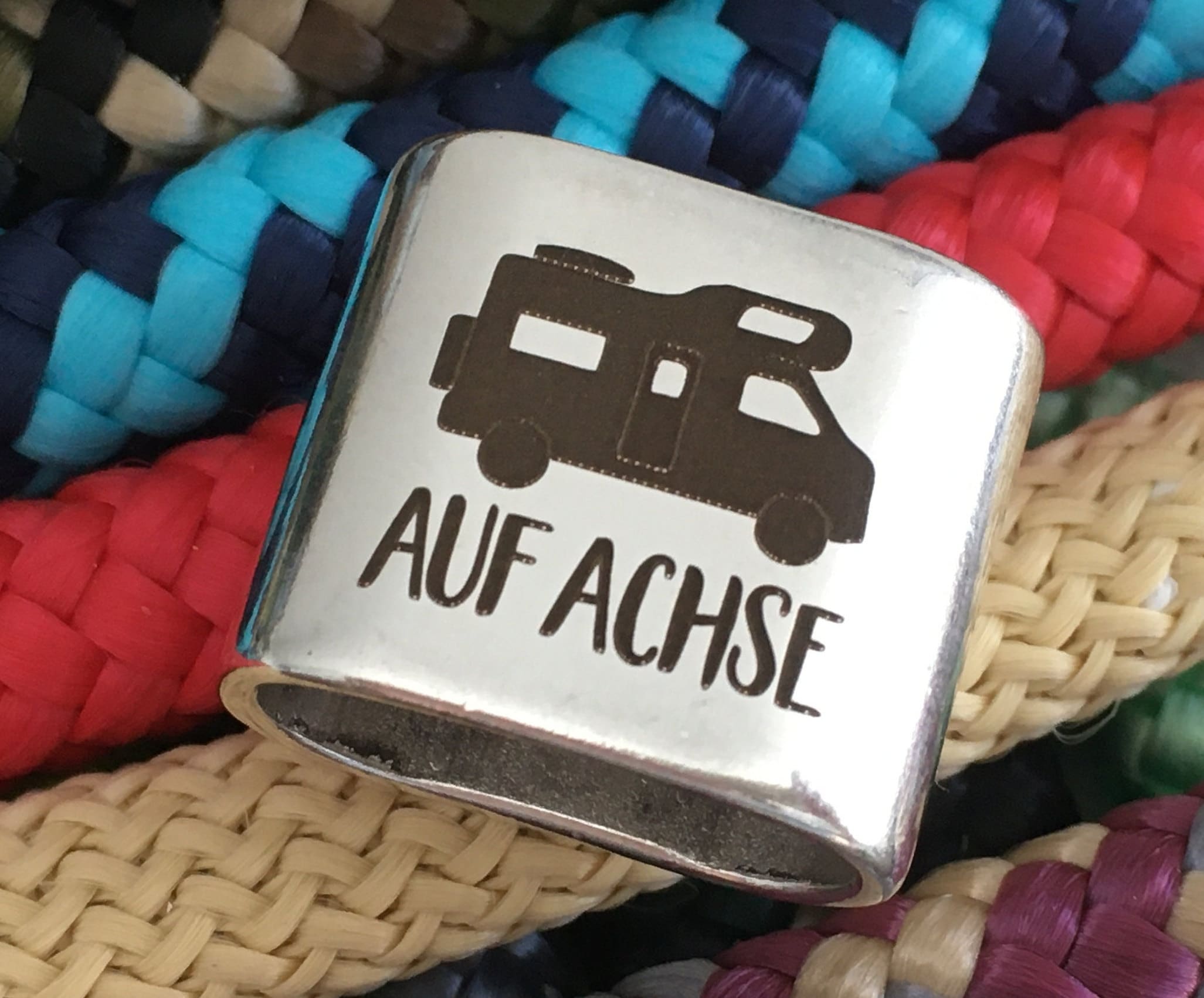 Schlüsselanhänger aus Segelseil mit versilbertem Zwischenstück mit Gravur "Auf Achse" (Wohnmobil) in Wunschfarbe ganz individuell