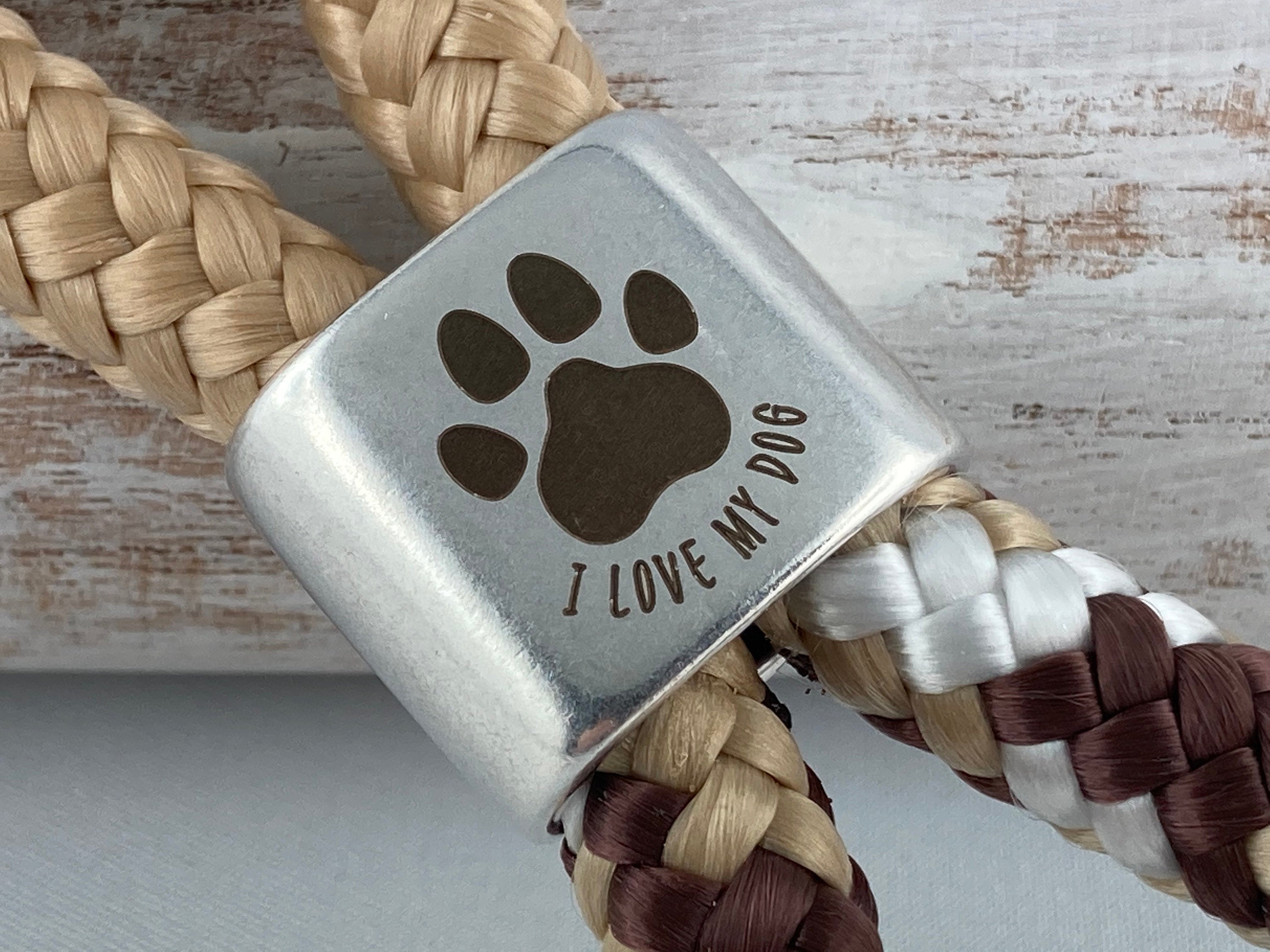 Schlüsselanhänger aus Segelseil mit versilbertem Zwischenstück mit Gravur "I love my dog", beige/ braun-beige-weiß