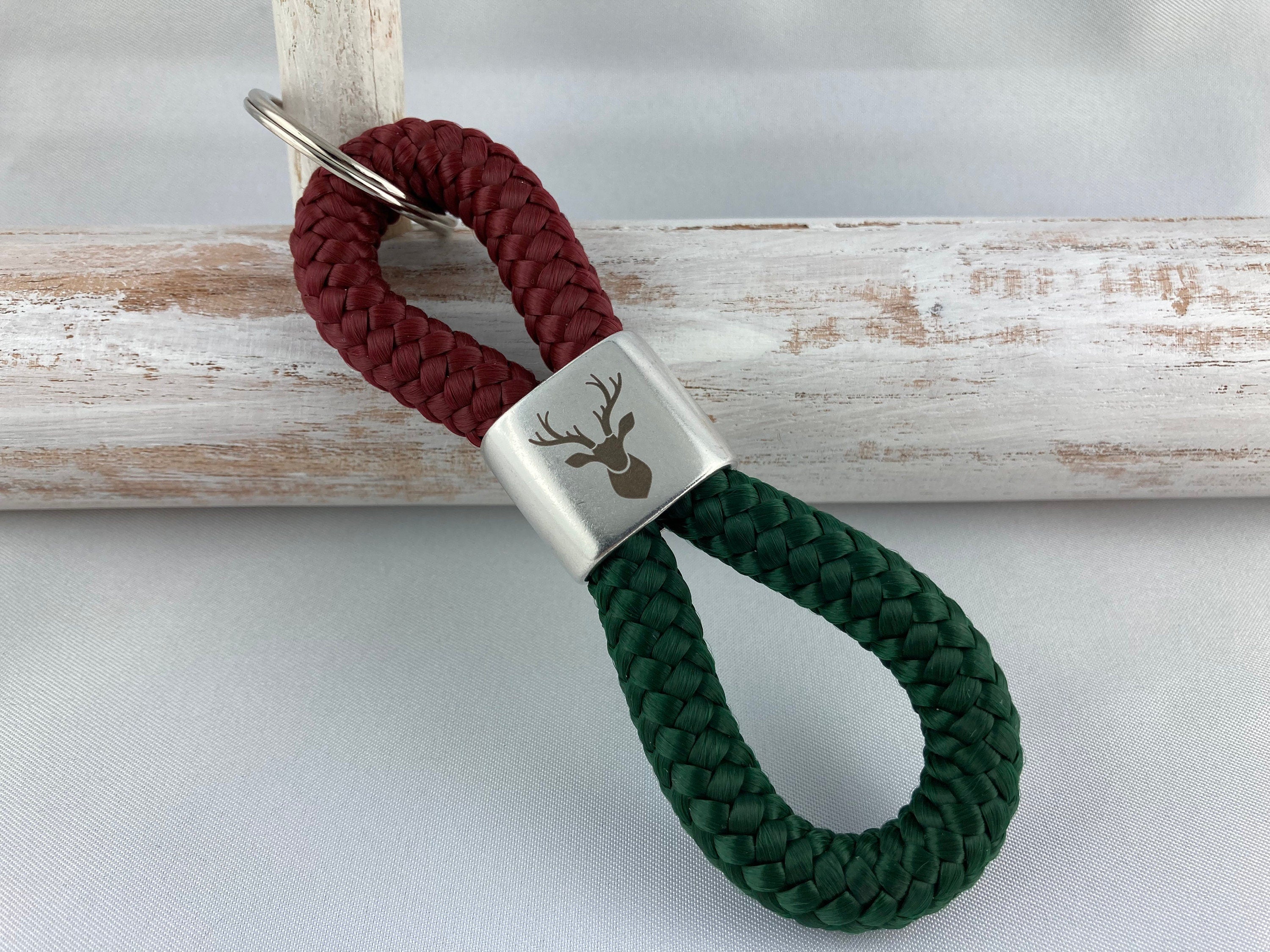 Schlüsselanhänger aus Segelseil mit versilbertem Zwischenstück mit graviertem Hirschkopf, rost/ dunkelgrün