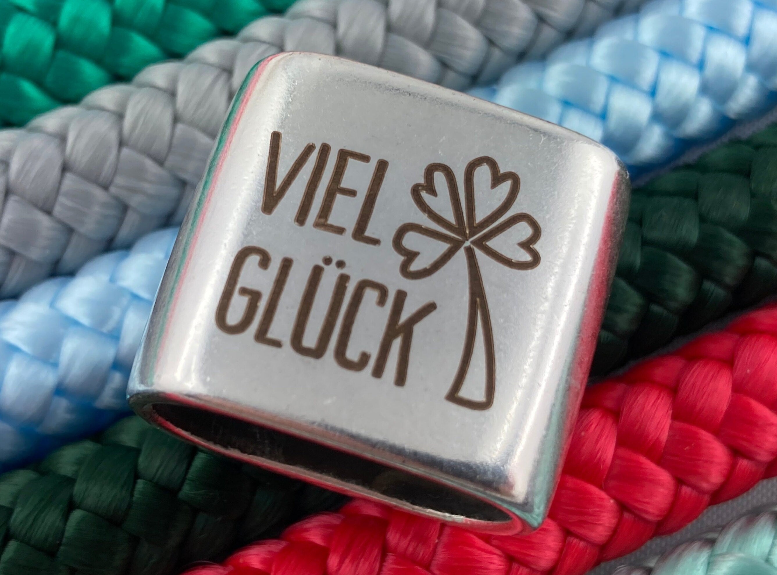 Schlüsselanhänger aus Segelseil mit versilbertem Zwischenstück mit Gravur "Viel Glück" mit Kleeblatt in Wunschfarbe ganz individuell