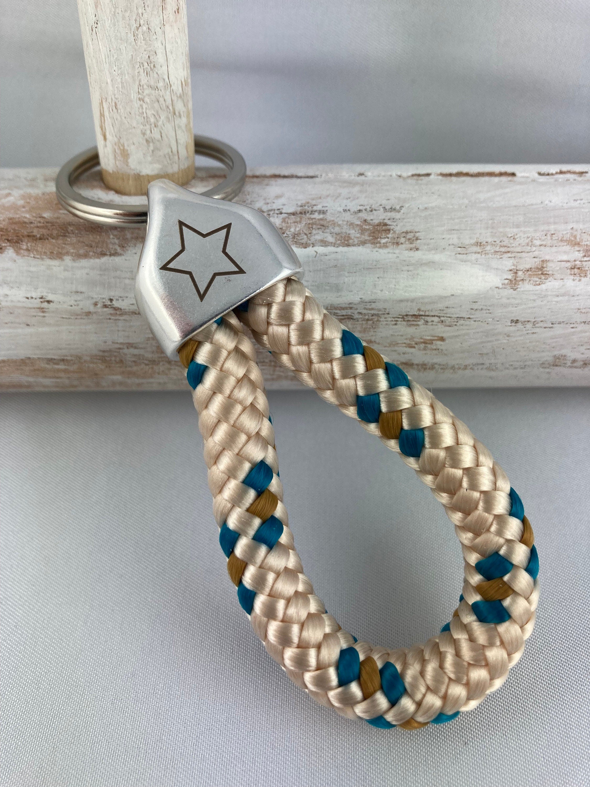 Schlüsselanhänger aus Segelseil mit versilberter Endkappe mit Gravur "Stern", beige-petrol-karamell
