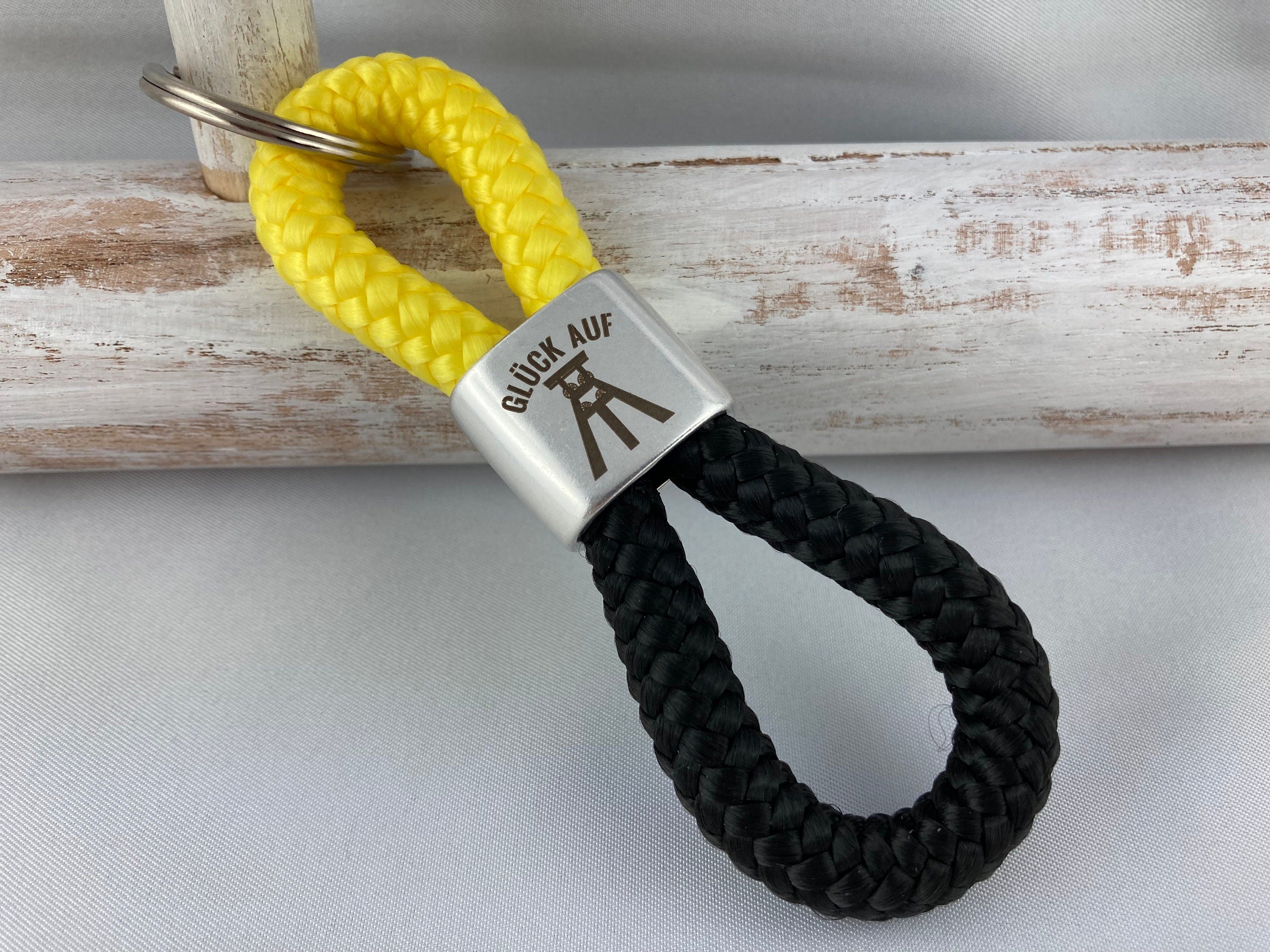 Schlüsselanhänger aus Segelseil mit versilbertem Zwischenstück mit Gravur "Glück auf", gelb/ schwarz