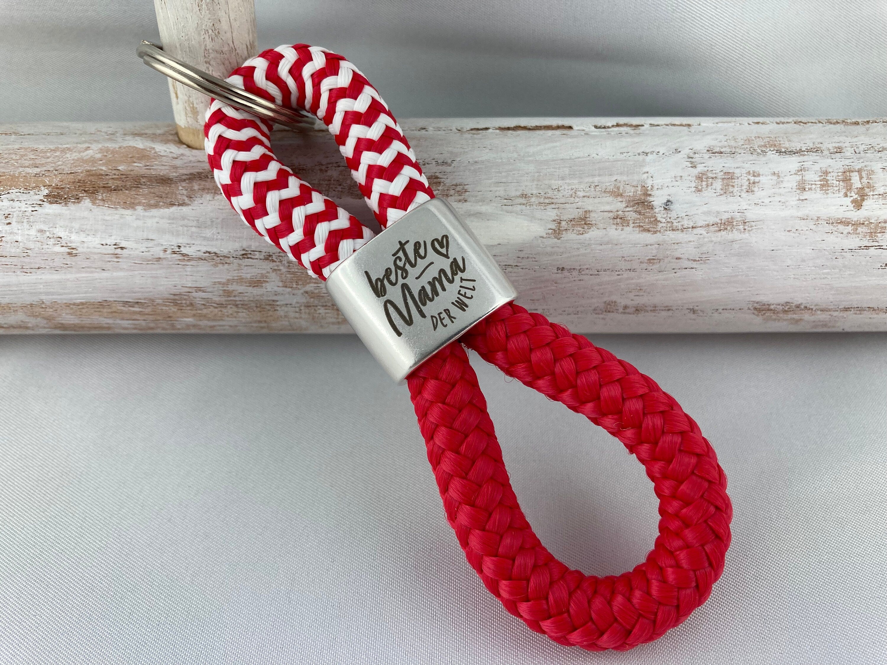 Schlüsselanhänger aus Segelseil mit versilberten Zwischenstück mit Gravur "Beste Mama der Welt" rot-weiß/ rot