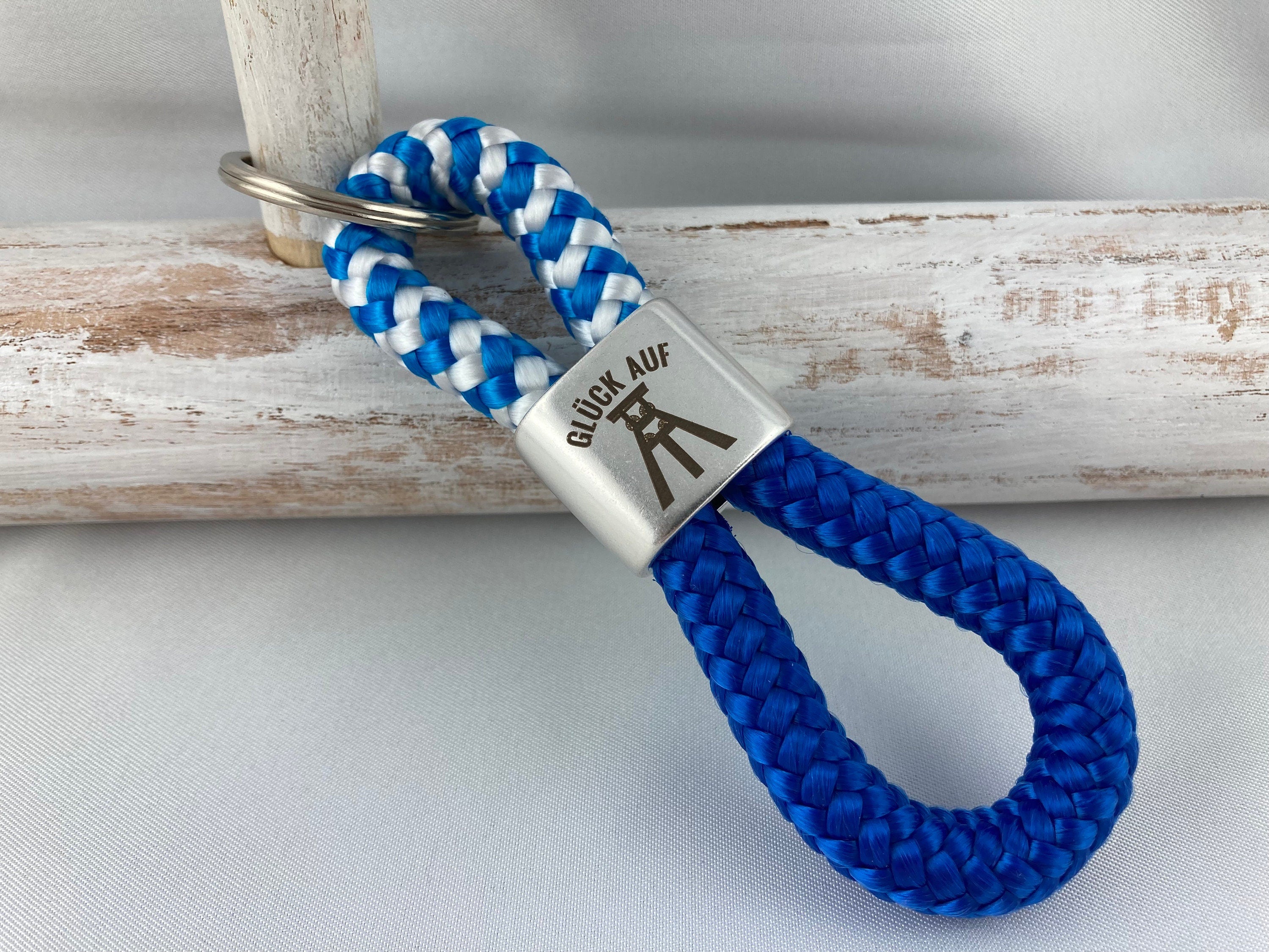 Schlüsselanhänger aus Segelseil mit versilbertem Zwischenstück mit Gravur "Glück auf", blau-weiß/ blau