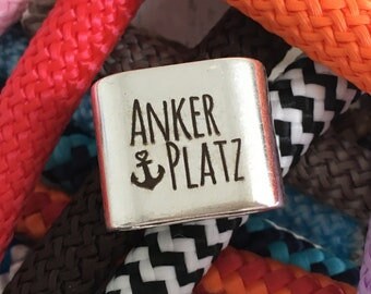 Schlüsselanhänger aus Segelseil mit versilbertem Zwischenstück mit Gravur "Ankerplatz" in Wunschfarbe ganz individuell