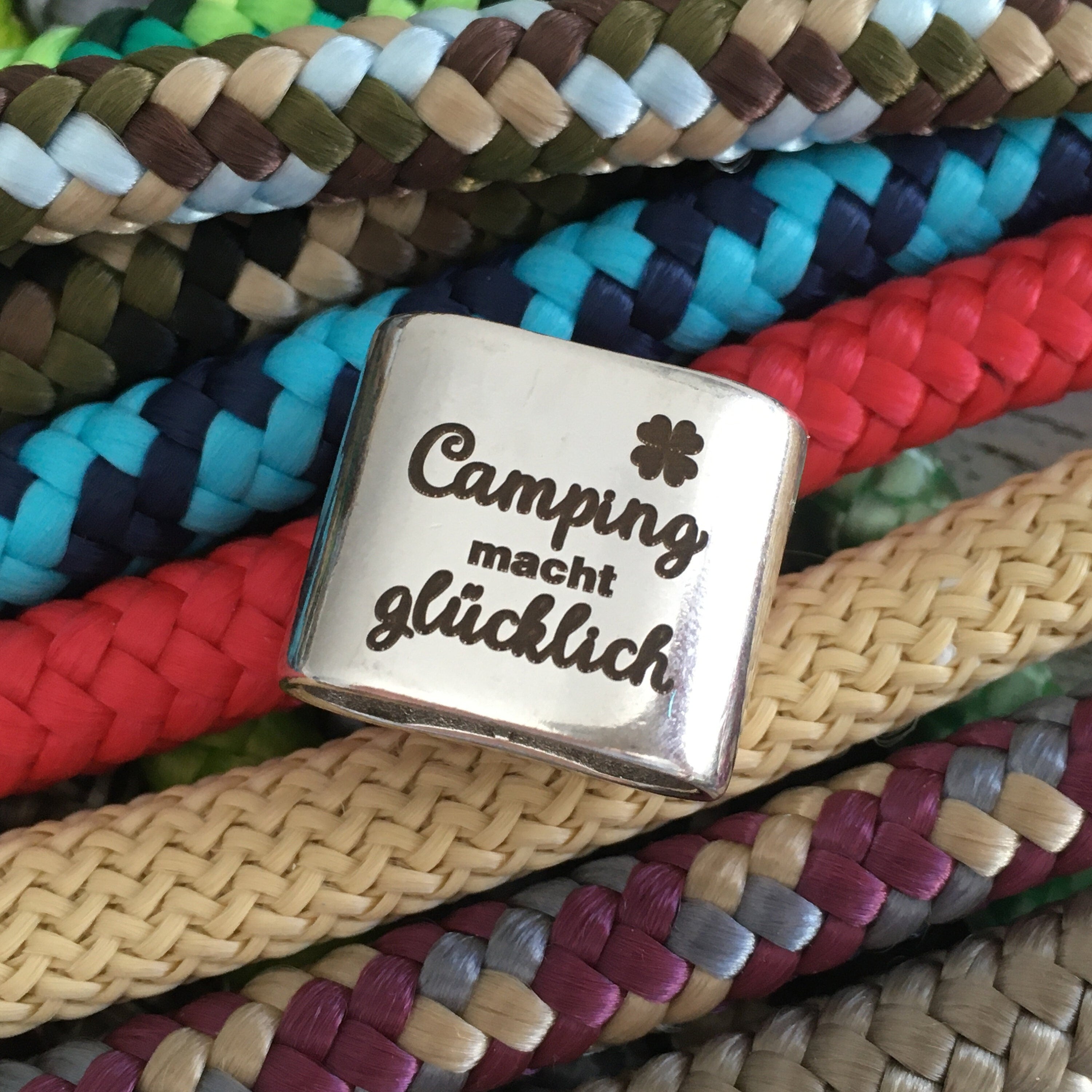 Schlüsselanhänger aus Segelseil mit versilbertem Zwischenstück mit Gravur "Camping macht glücklich" in Wunschfarbe ganz individuell