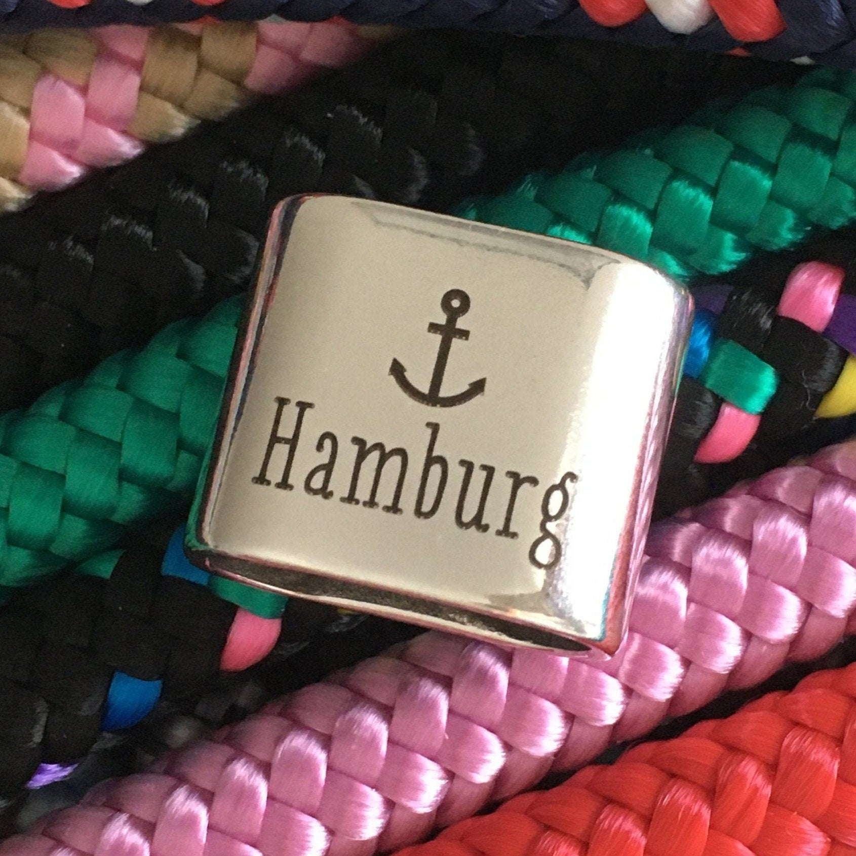 Schlüsselanhänger aus Segelseil mit versilbertem Zwischenstück mit Gravur "Hamburg" in Wunschfarbe ganz individuell