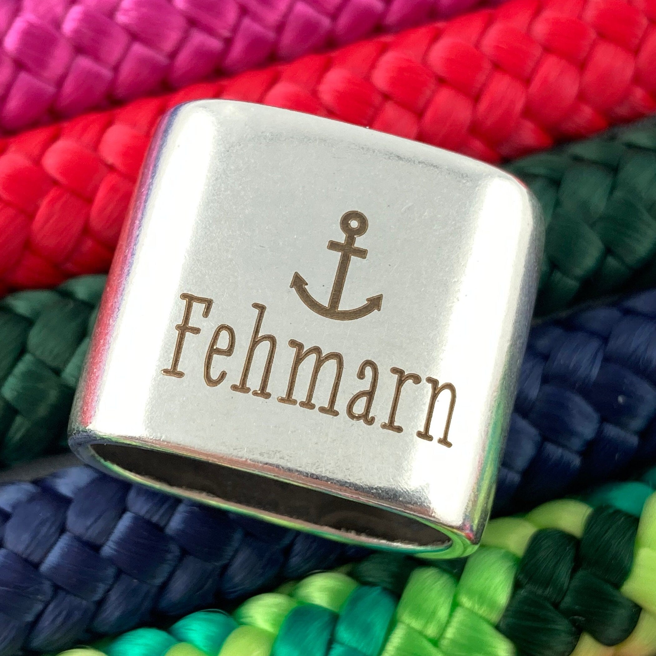 Schlüsselanhänger aus Segelseil mit versilbertem Zwischenstück mit Gravur "Fehmarn" in Wunschfarbe ganz individuell