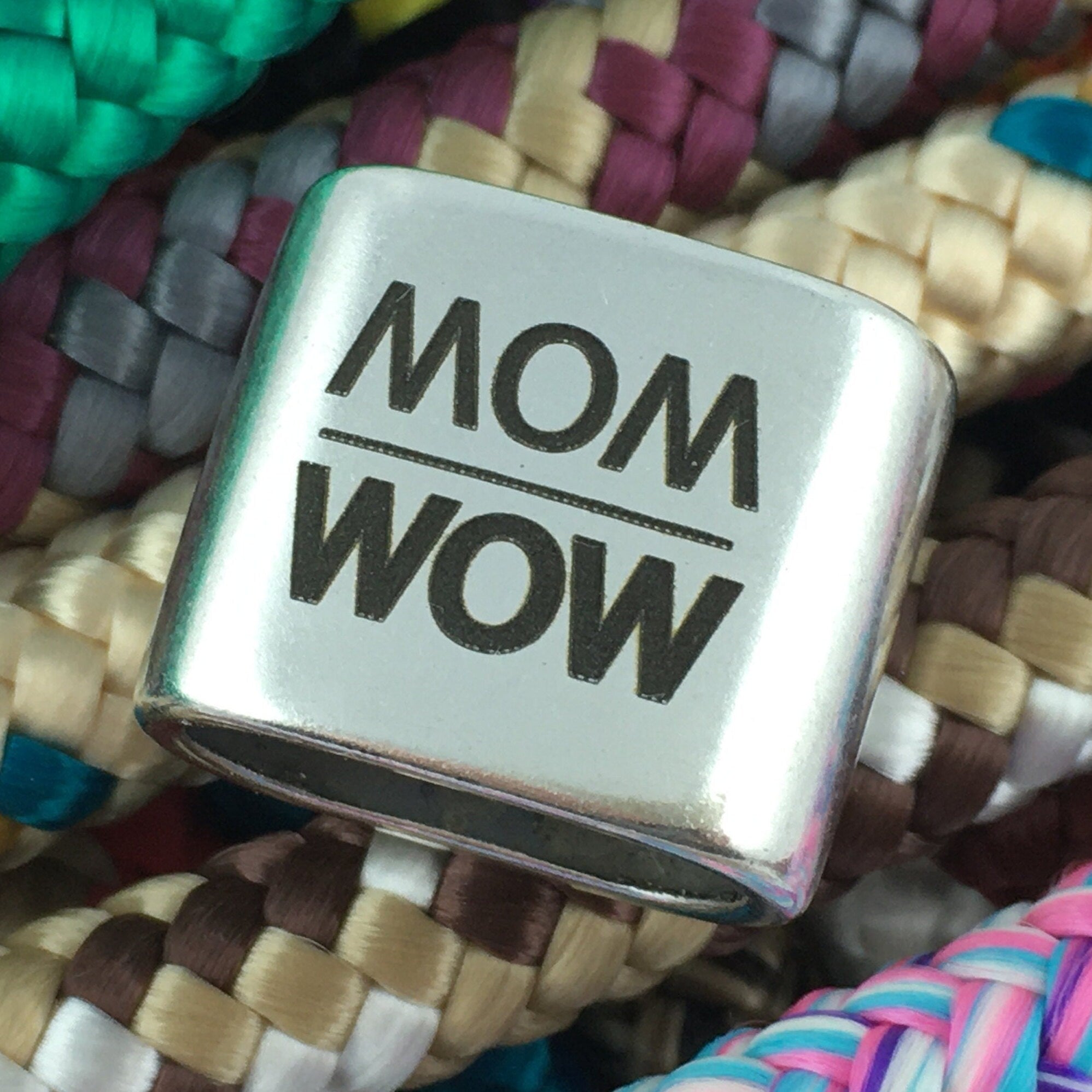 Schlüsselanhänger aus Segelseil mit versilbertem Zwischenstück mit Gravur "MOM WOW" in Wunschfarbe ganz individuell