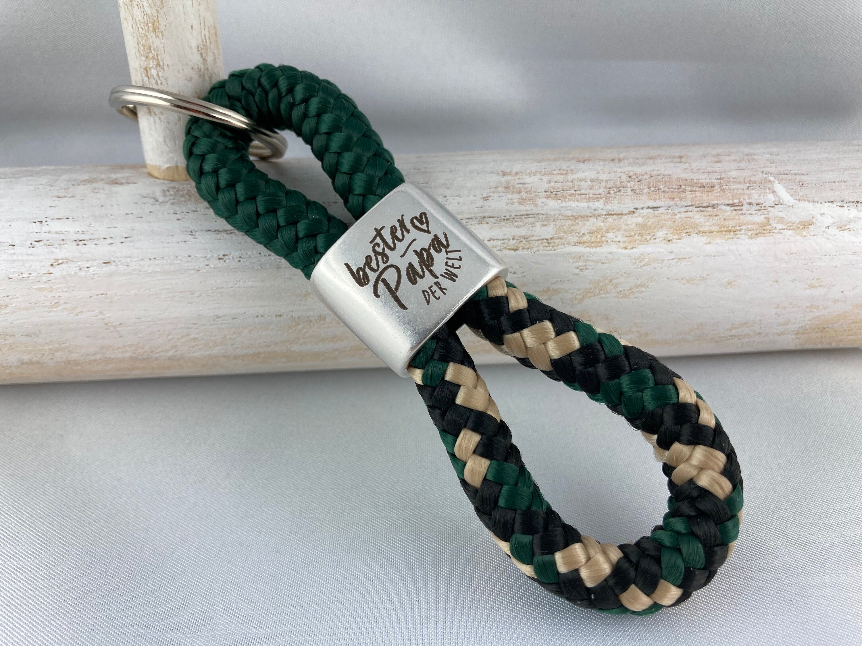 Schlüsselanhänger aus Segelseil mit versilbertem Zwischenstück mit Gravur "Bester Papa der Welt", dunkelgrün/ schwarz-beige-grün