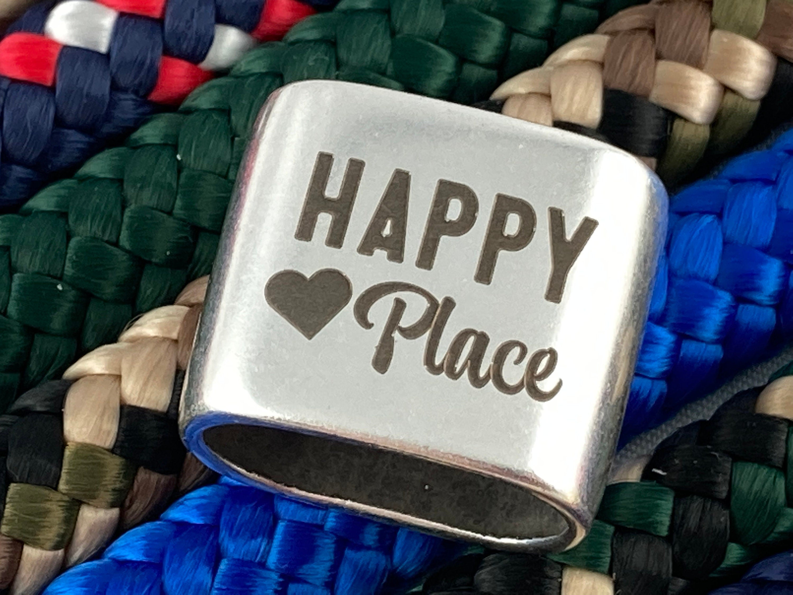 Schlüsselanhänger aus Segelseil mit versilbertem Zwischenstück mit Gravur "Happy Place" in Wunschfarbe ganz individuell