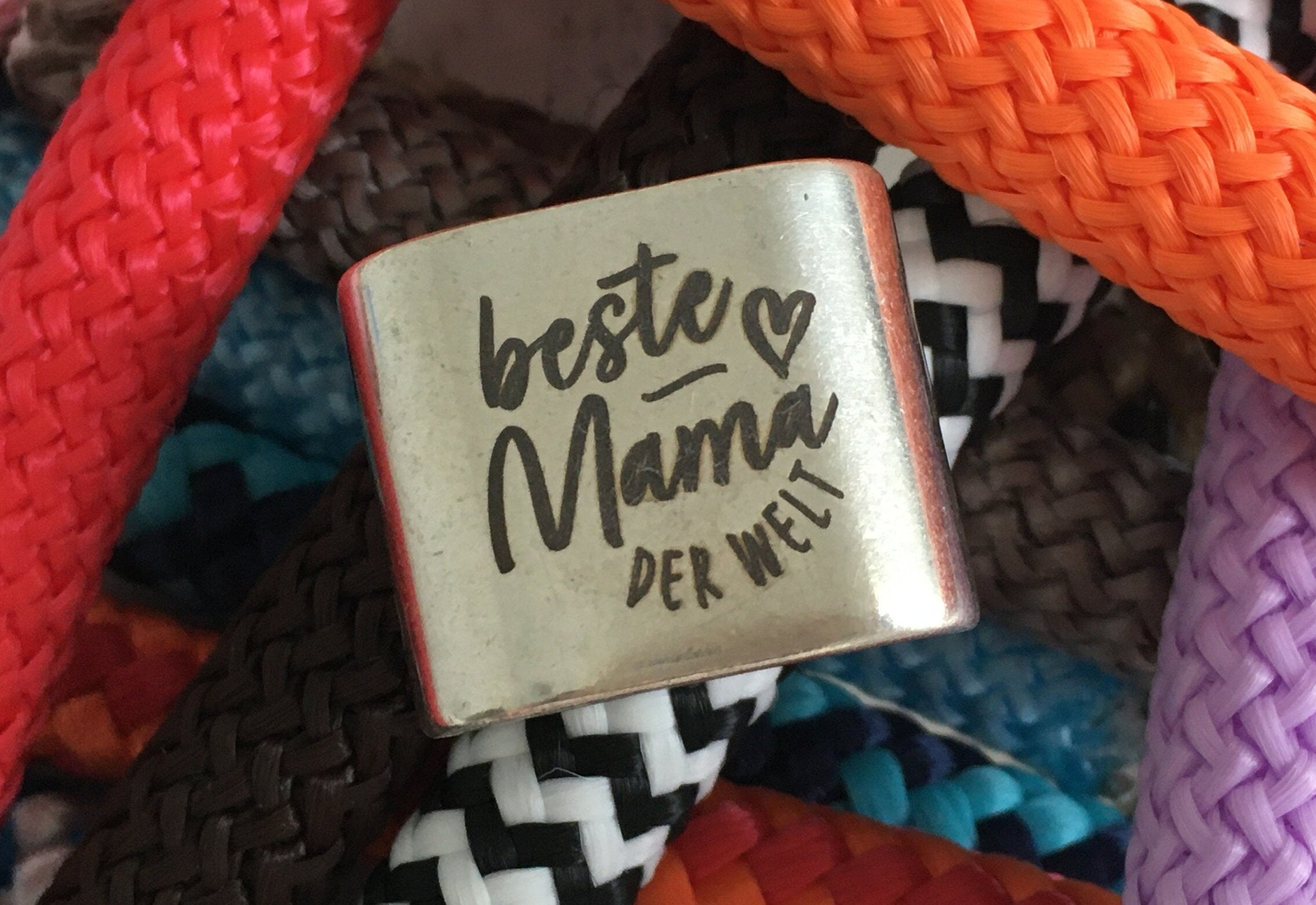 Schlüsselanhänger aus Segelseil mit versilbertem Zwischenstück mit Gravur "Beste Mama der Welt" in Wunschfarbe ganz individuell