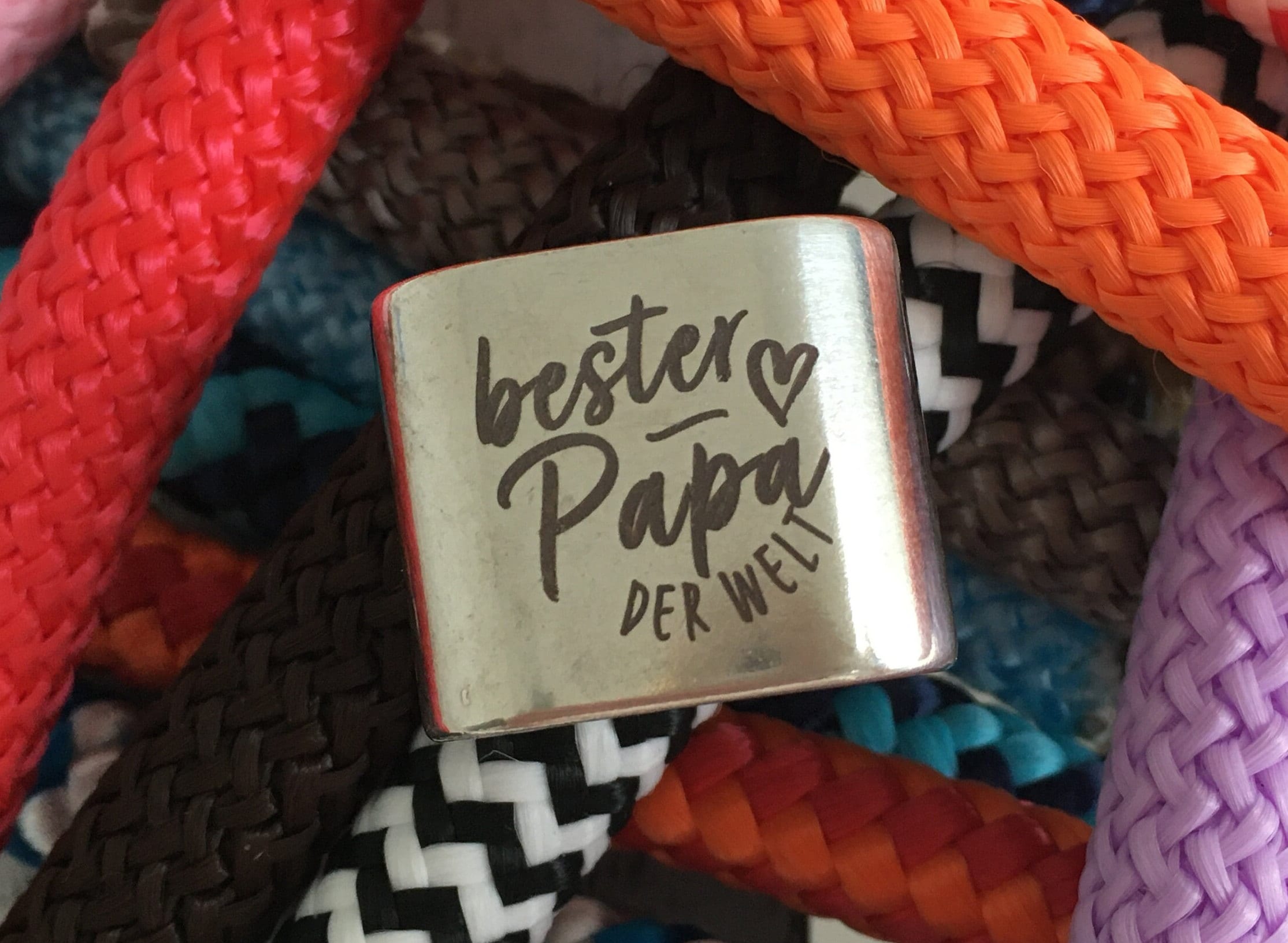 Schlüsselanhänger aus Segelseil mit versilbertem Zwischenstück mit Gravur "Bester Papa der Welt" in Wunschfarbe ganz individuell