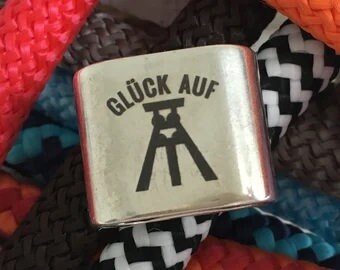 Schlüsselanhänger aus Segelseil mit versilbertem Zwischenstück mit Gravur "Glück Auf" in Wunschfarbe ganz individuell