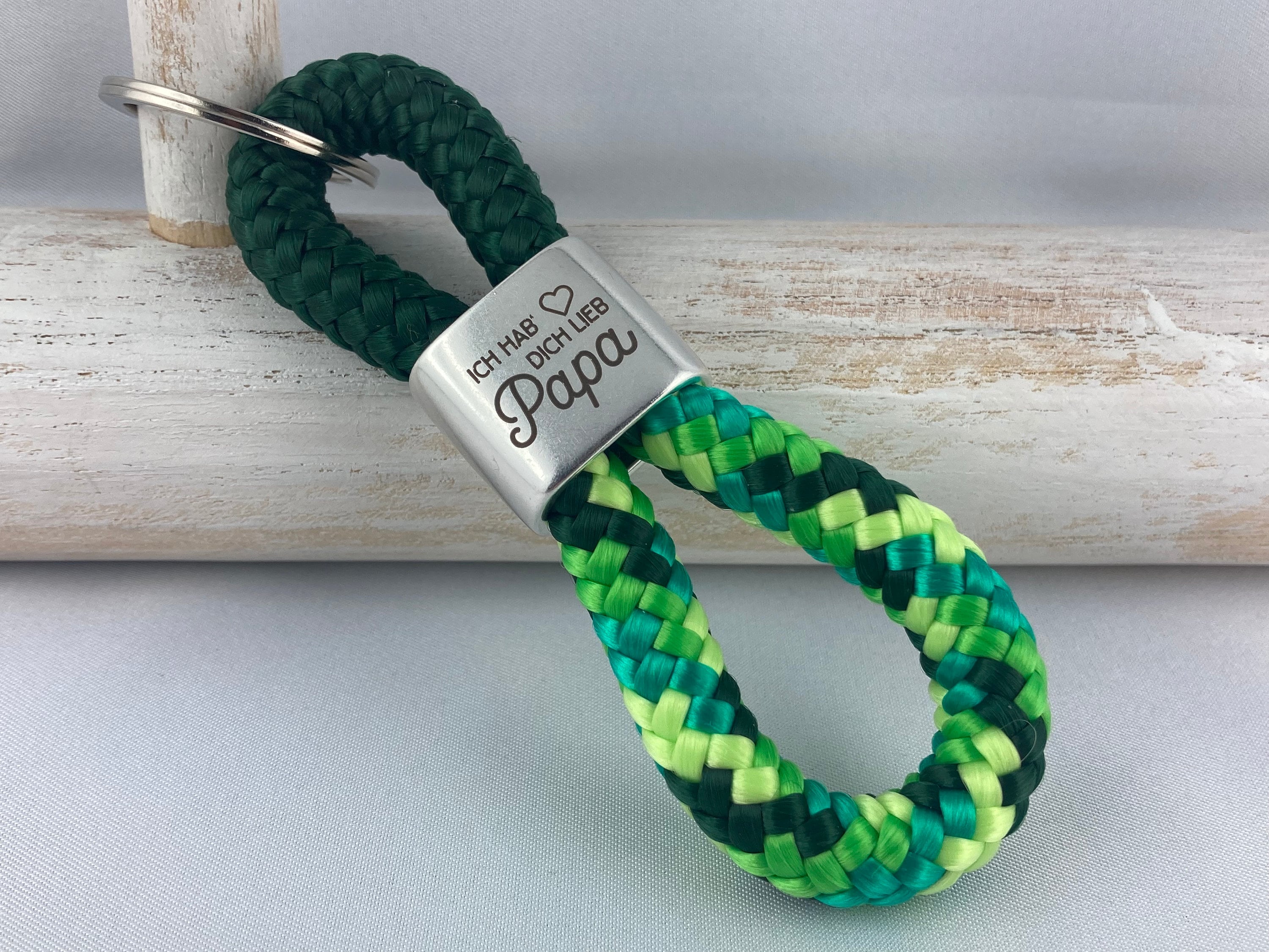 Schlüsselanhänger aus Segelseil mit versilbertem Zwischenstück mit Gravur "Ich hab dich lieb Papa", dunkelgrün/ grün-mix