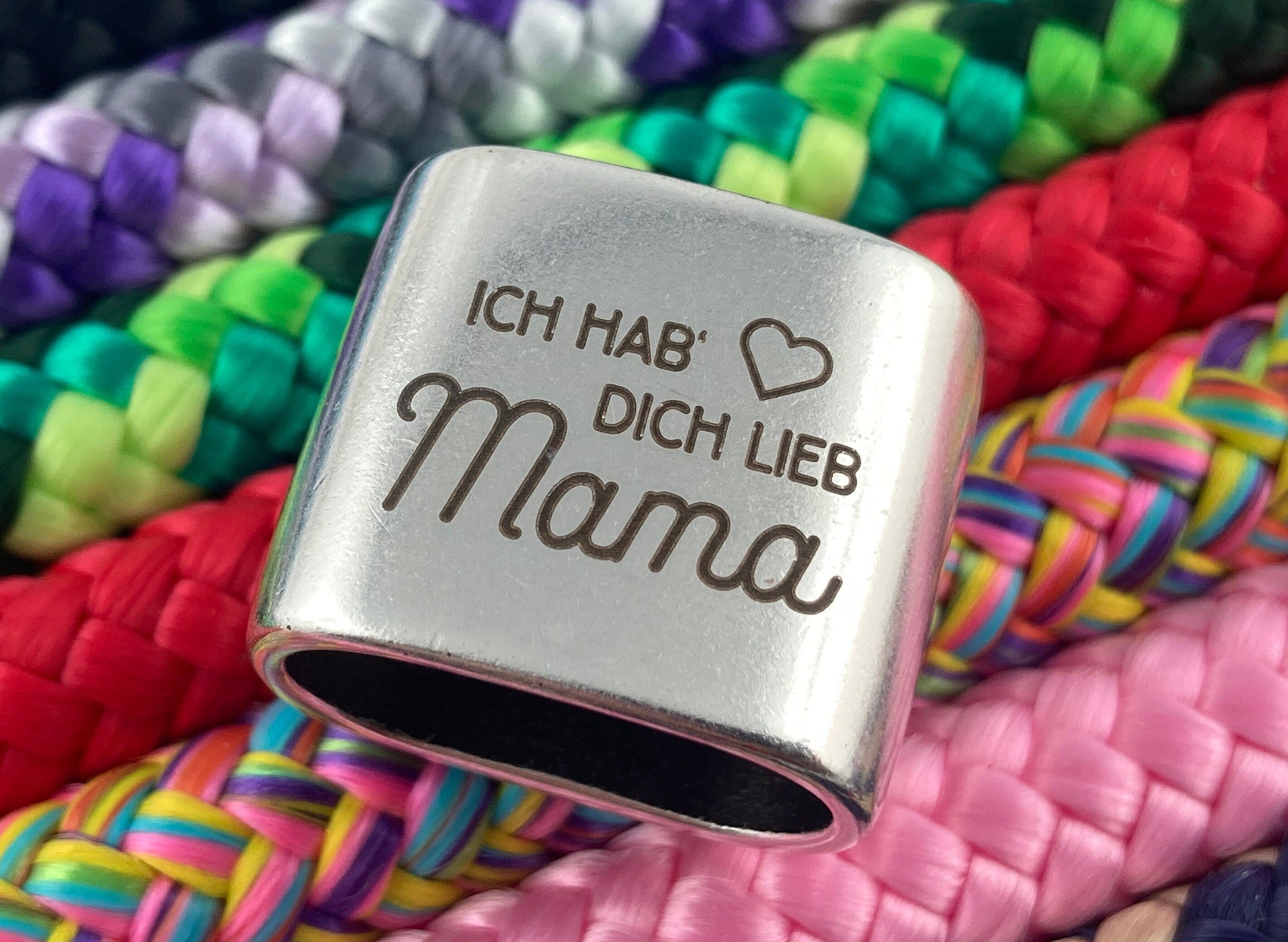 Schlüsselanhänger aus Segelseil mit versilbertem Zwischenstück mit Gravur "Ich hab dich lieb Mama" in Wunschfarbe ganz individuell