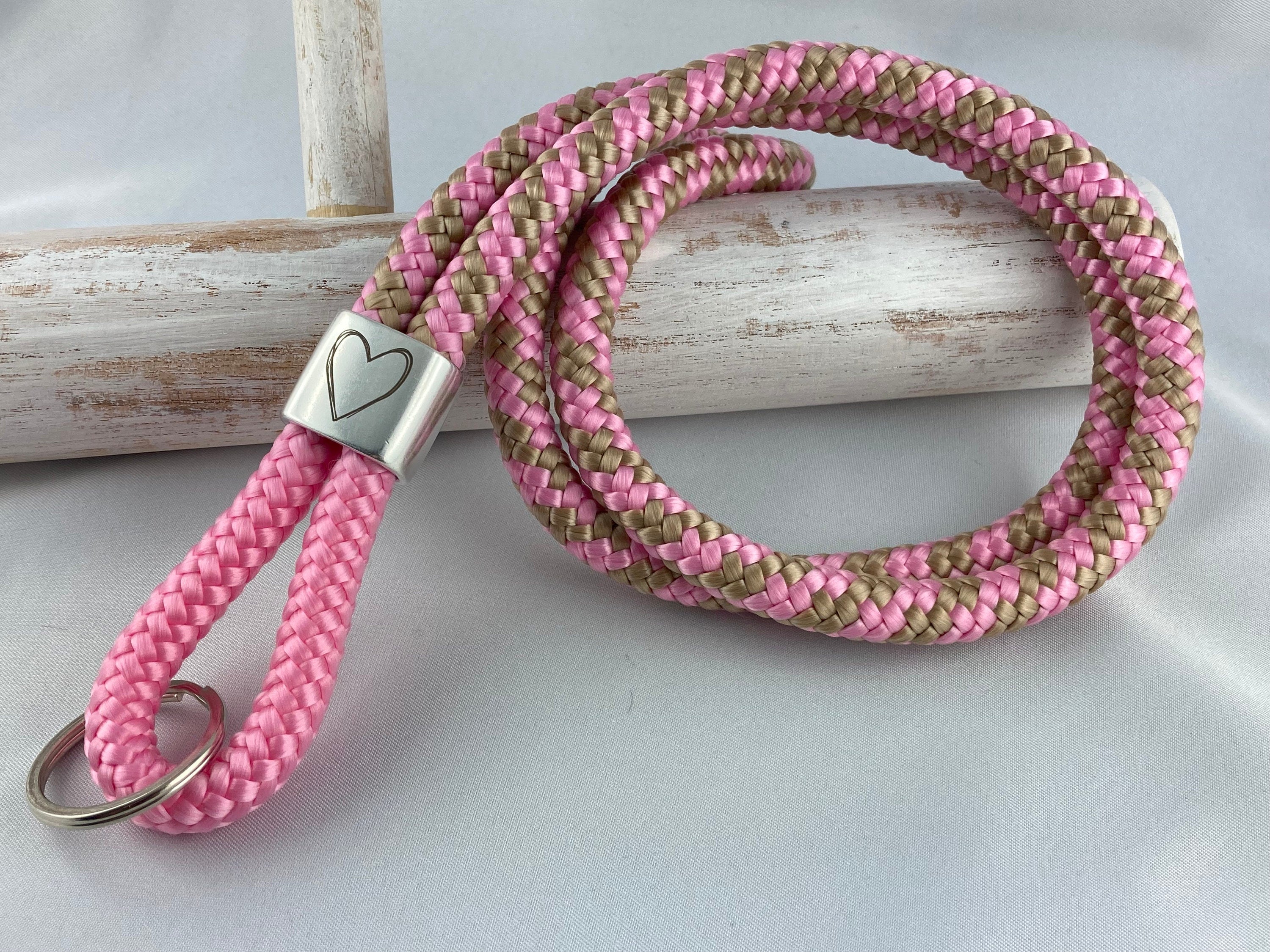 Schlüsselband aus Segelseil mit versilbertem Zwischenstück mit Gravur "Herz", rosa/ rosa-beige