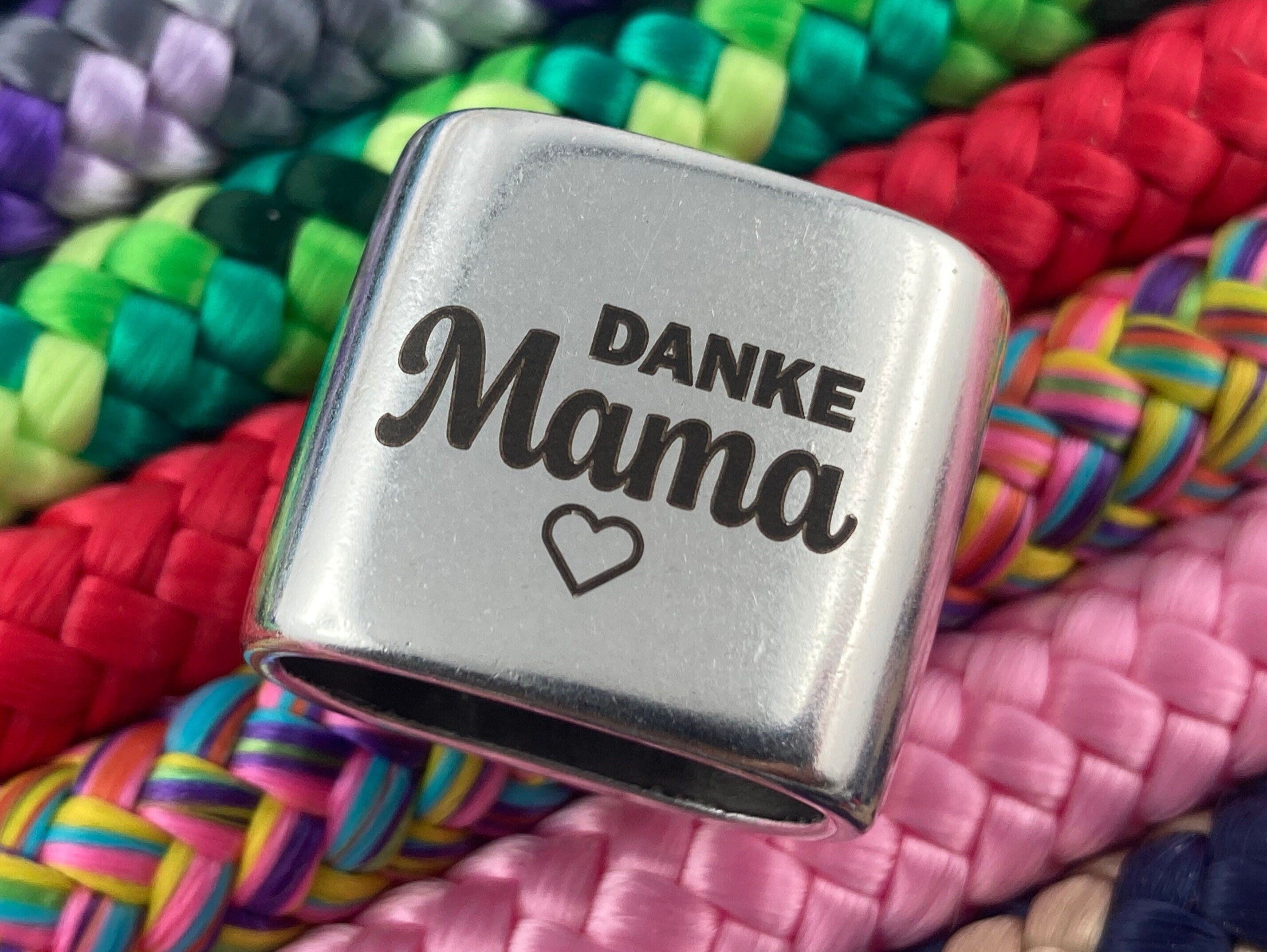 Schlüsselanhänger aus Segelseil mit versilbertem Zwischenstück mit Gravur "Danke Mama" in Wunschfarbe ganz individuell